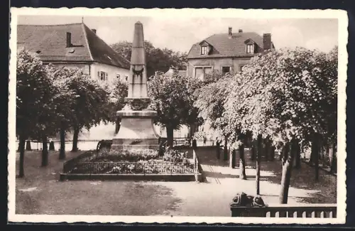 AK Sarrebourg, Monument aux Morts de la Grande Guerre entouré d`arbres et de bâtiments