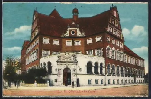 AK Thionville, La Poste majestueuse avec son architecture distinctive