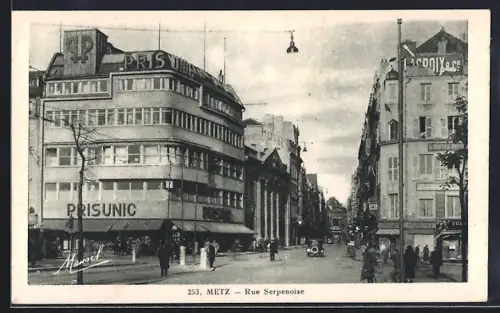 AK Metz, Rue Serpenoise avec bâtiment Prisunic et passants