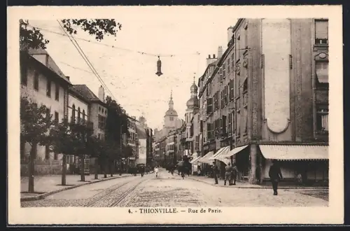 AK Thionville, Rue de Paris avec vue sur l`architecture urbaine animée