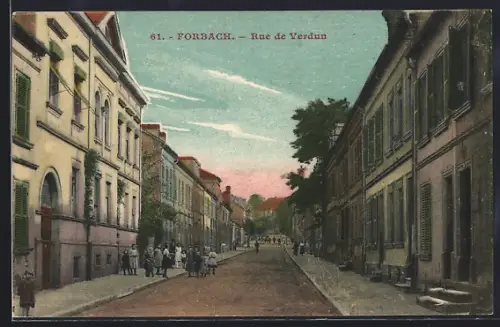 AK Forbach, Rue de Verdun animée avec passants et bâtiments historiques