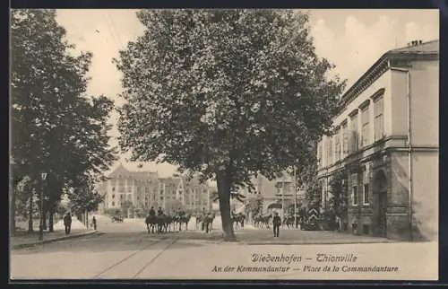 AK Thionville, Place de la Commandantur avec cavaliers et bâtiments historiques