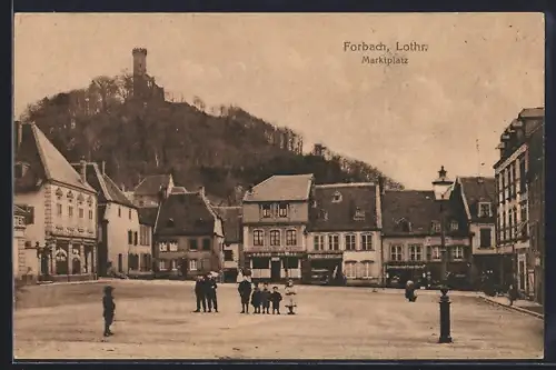 AK Forbach /Lothr., Marktplatz mit Blick auf den Hügel und die Burgruine