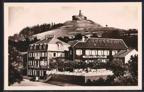 AK Dabo /Moselle, Vue de l`Hôtel Bour et du rocher avec chapelle en arrière-plan
