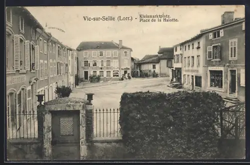 AK Vic-sur-Seille /Lorr., Place de la Halotte avec bâtiments et boutiques alentour