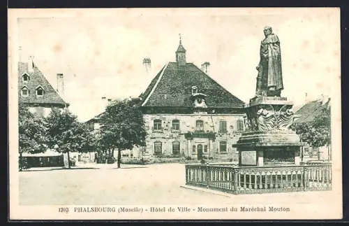 AK Phalsbourg /Moselle, Hôtel de Ville, Monument du Maréchal Mouton