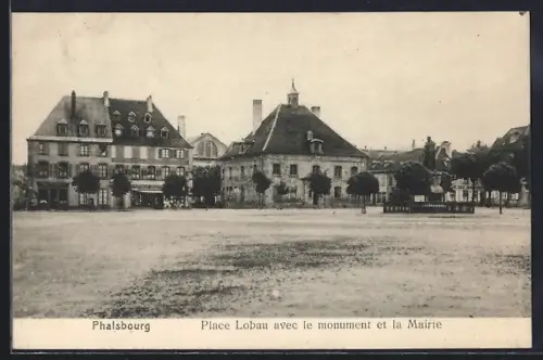 AK Phalsbourg, Place Lobau avec le monument et la Mairie