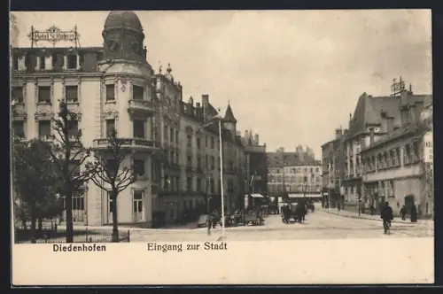 AK Diedenhofen, Entrée de la ville avec bâtiments historiques et rues animées