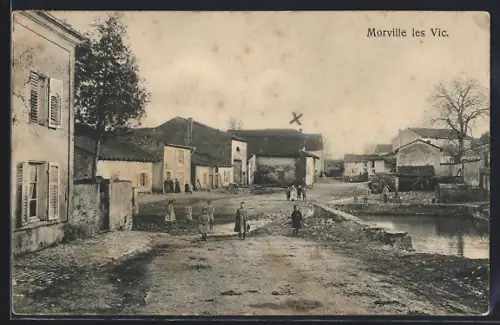 AK Morville-les-Vic, Vue du village avec habitants près de l`eau
