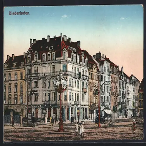 AK Diedenhofen, Vue sur les bâtiments et la place animée avec passants