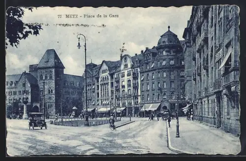 AK Metz, Place de la Gare avec bâtiments historiques et passants