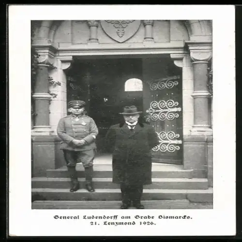 AK General Erich Ludendorff am Grabe Bismarcks 1926