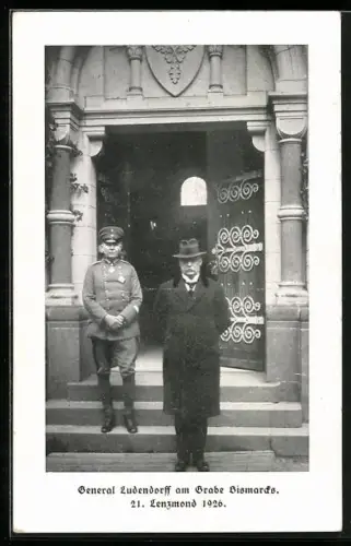 AK General Erich Ludendorff am Grabe Bismarcks 1926
