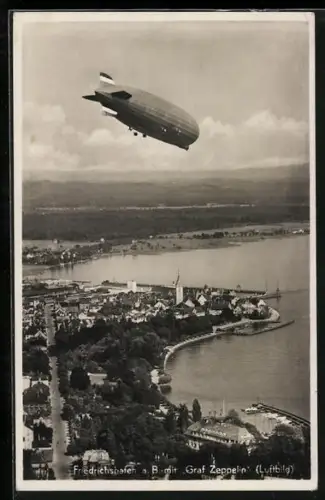 AK Friedrichshafen, Teilansicht am Bodensee aus der Vogelschau, Zeppelin Graf Zeppelin fliegt darüber, e