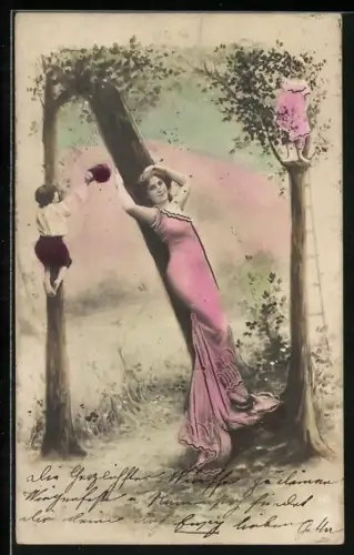 AK Buchstabe N, Frau lehnt am Baumstamm, Kind klettert Baum hoch