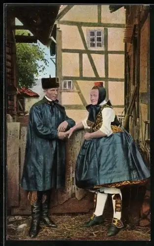 AK Hessische Trachten, Schwälmer Paar vor dem Haus