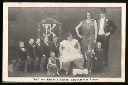 AK Krichel`s Riesen- und Märchen-Revue, Gruppenbild mit Riese, übergewichtiger Dame und kleinwüchsigen Männern
