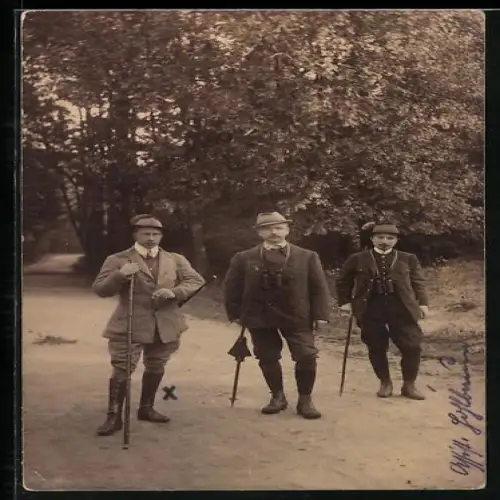 AK Kronprinz Wilhelm von Preussen mit Wanderstock auf einer Landstrasse