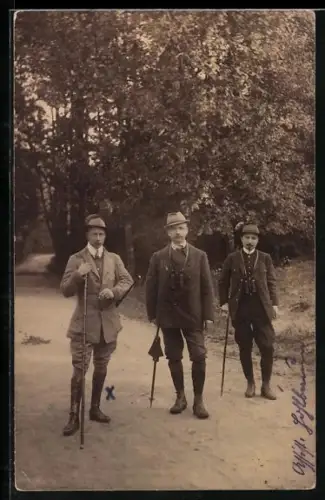 AK Kronprinz Wilhelm von Preussen mit Wanderstock auf einer Landstrasse