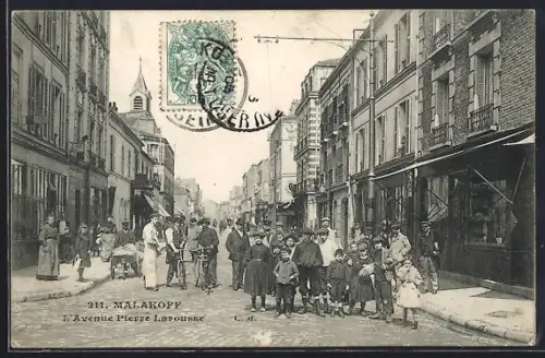 AK Malakoff, L`Avenue Pierre Larousse animée avec des passants et des enfants