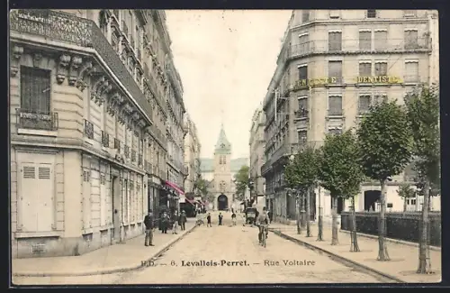 AK Levallois-Perret, Rue Voltaire avec perspective sur l`église et passants