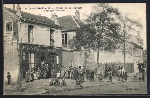 AK Levallois-Perret, Route de la Révolte Passage Trebert, scène animée devant une épicerie
