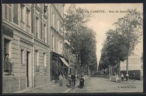 AK La Garenne, Rue de Sartoris animée avec habitants et arbres alignés