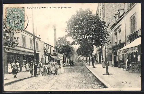 AK Courbevoie, Avenue Marceau avec des passants et boutiques animées