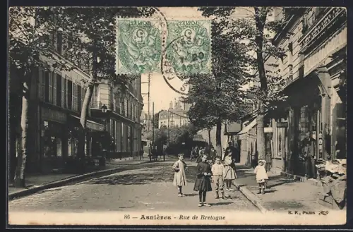 AK Asnières, Rue de Bretagne avec des enfants jouant dans la rue animée