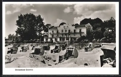 AK Grömitz, Hotel Miramar, Strand mit Strandkörben und Kurhaus