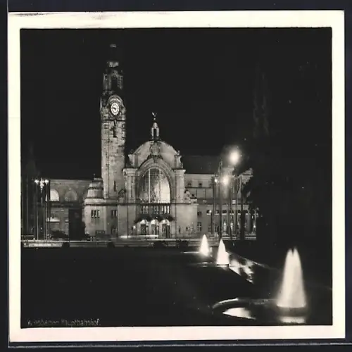AK Wiesbaden, Hauptbahnhof bei Nacht, Brunnen
