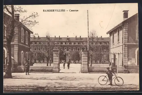 AK Rambervillers, Caserne avec soldats et cycliste devant l`entrée