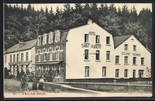 AK Val-de-Poix, Hôtel Saint Hubert et écurie-remise devant la forêt