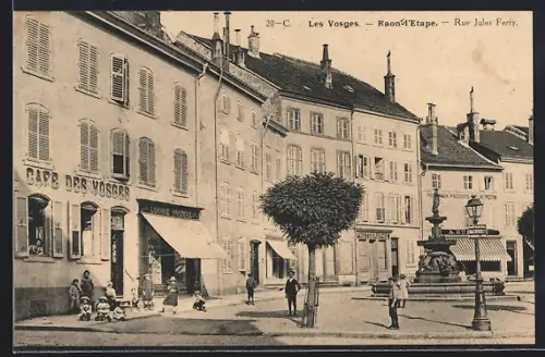 AK Raon-l`Étape, Rue Jules Ferry avec le Café des Vosges et la fontaine