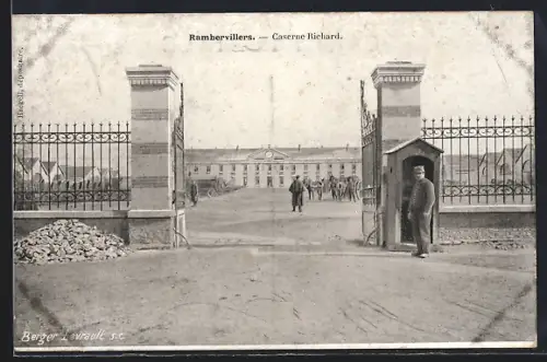 AK Rambervillers, Caserne Richard avec soldats à l`entrée principale