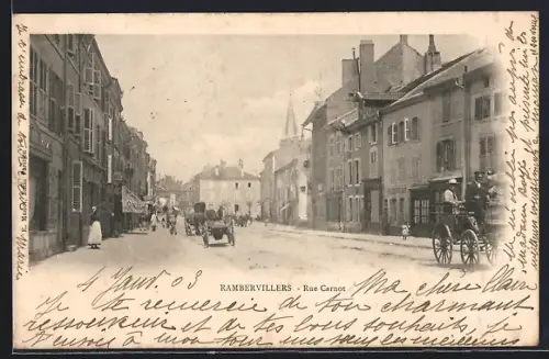 AK Rambervillers, Rue Carnot avec calèches et passants animés