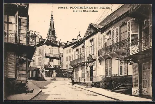 AK Plombières-les-Bains, Bains Stanislas et vue sur la rue animée avec restaurant