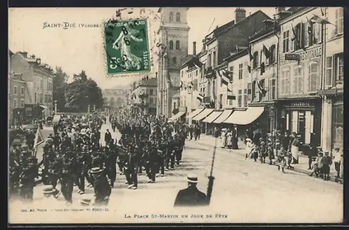 AK Saint-Dié /Vosges, La Place St-Martin un jour de fête