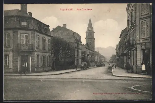 AK Saint-Dié, Rue Gambetta avec vue sur l`église et les montagnes en arrière-plan