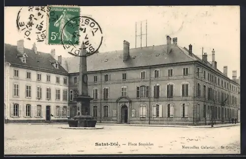 AK Saint-Dié, Place Stanislas et Nouvelles Galeries
