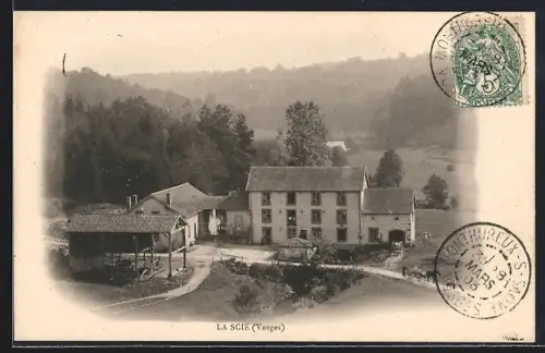 AK La Scie /Vosges, Vue de la scierie entourée de forêt et de collines