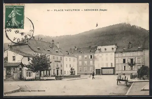 AK Senones /Vosges, Place Vaultrin avec vue sur les bâtiments et les collines environnantes