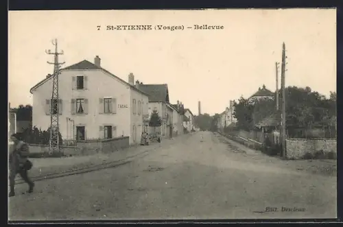 AK Saint-Étienne-lès-Remiremont, Bellevue, Vue sur la rue principale avec le bâtiment du tabac sur la gauche