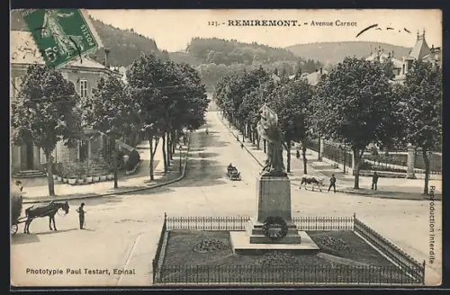 AK Remiremont, Avenue Carnot avec statue et calèche