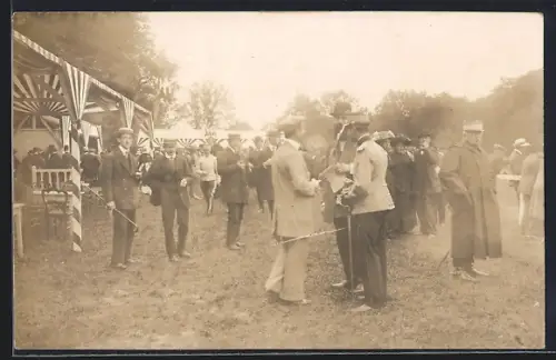 AK Épinal, Réunion sociale en plein air avec participants élégants
