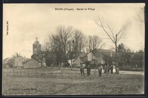 AK Hadol /Vosges, Entrée du Village avec habitants