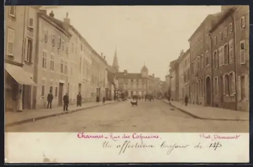 AK Charmes, Rue des Capucins avec passants et chien
