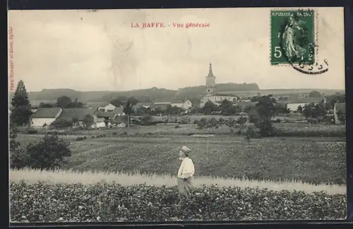 AK La Baffe, Vue générale avec un homme dans les champs devant le village et l`église en arrière-plan