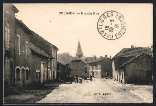 AK Coussey, Grande Rue animée avec habitants et bicyclette