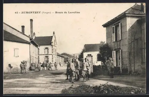 AK Aumontzey /Vosges, Route de Laveline avec des soldats en marche devant des bâtiments